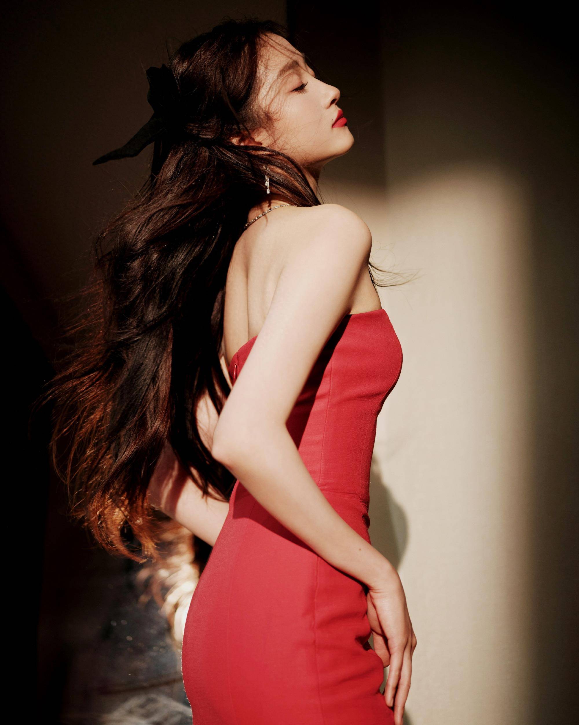 关晓彤北京电影节红色人字裙,一抹红色明亮精致,浪漫火热_时尚_身材