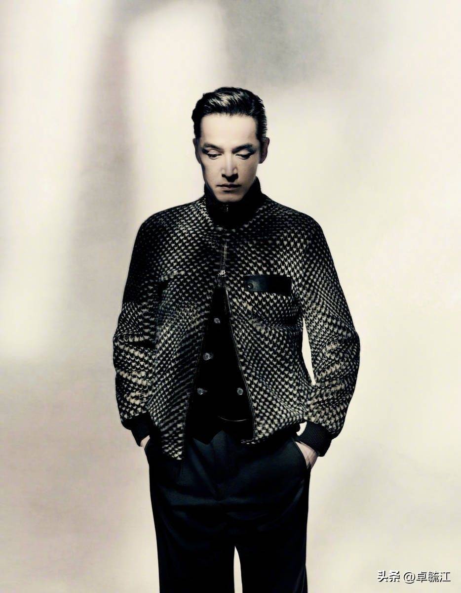 胡歌黑框眼镜斯文儒雅 朦胧光影中演绎风度熟男_气质_大片_他用