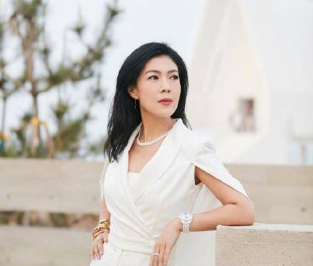 辞掉主编职务后的苏芒合影被裁掉得只剩裙子边,这也太现实了_章子怡