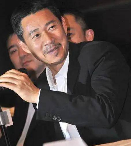 有一天,张丰毅看完了吴刚的《白鹿原》之后,直接给他打了个电话.