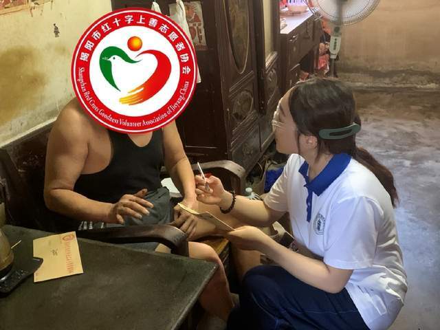 大学生网通讯员 李佳慧 摄)(图为队员协助登岗中学志愿者开展心理活动