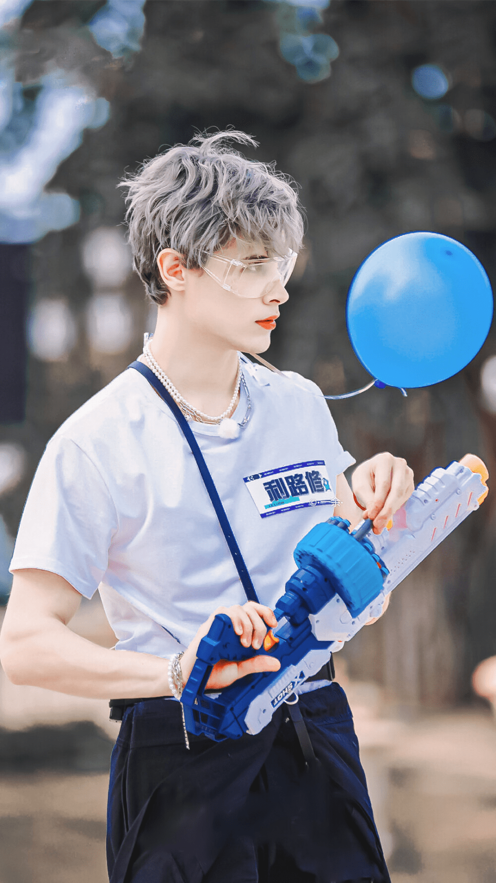 给到刘宇应有的一切,还指责团的第一张合照,刘宇的站位不是很显眼