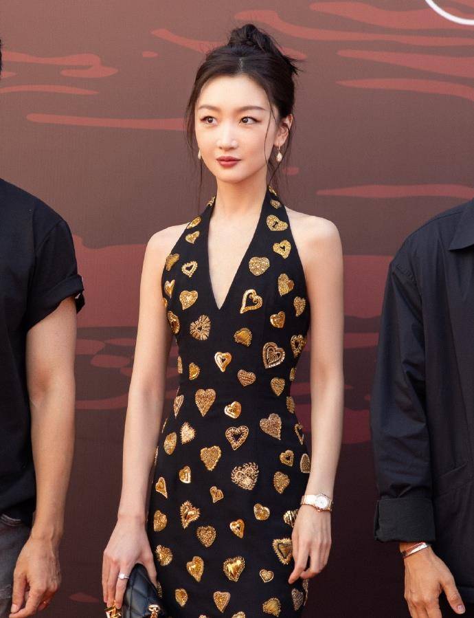 周冬雨红毯造型备受好评!