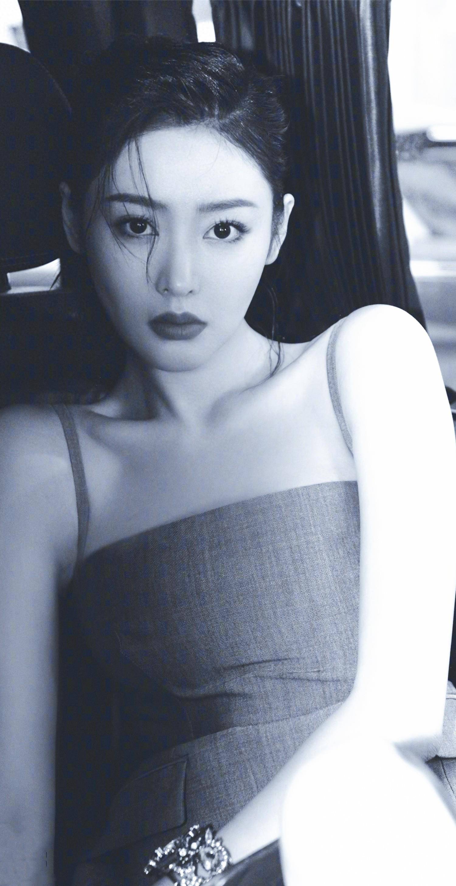 张天爱身着清凉的灰色长裙,漫步在春天的巴黎街头,演绎极致浪漫_气质