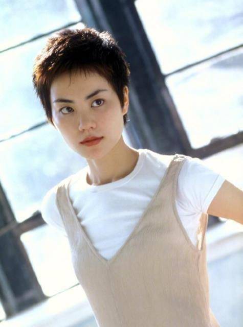 50岁王菲一身黑低调走机场,素颜状态下气质佳,却难掩憔悴_黑色_造型