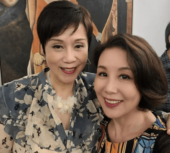 65岁老戏骨吕有慧罕见携老公参加聚会,力破谣言_照片_男子_汪曼玲