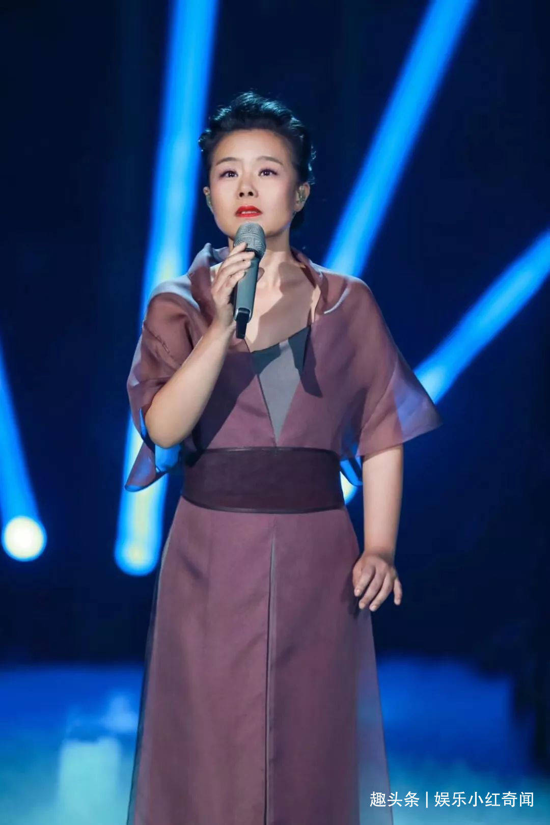 龚琳娜出镜连线帅小伙,展现唱功气场十足,吓到对方身体后缩_本人_连麦