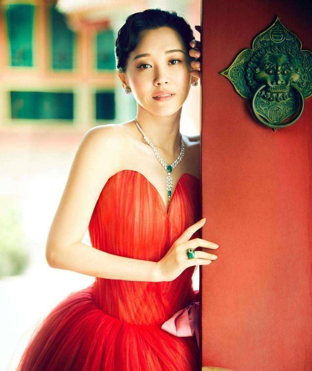 50岁冻龄女神许晴,身穿国风红裙媚而不俗,美如画中的"仙女"_身材_动作