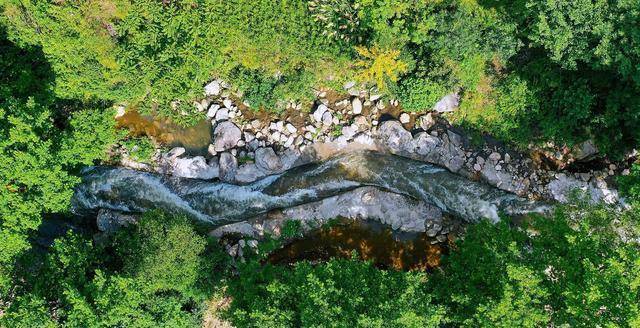 在大湾漂流附近的马鬃岭,有一段公路堪称金寨中国红岭公路最美的路段
