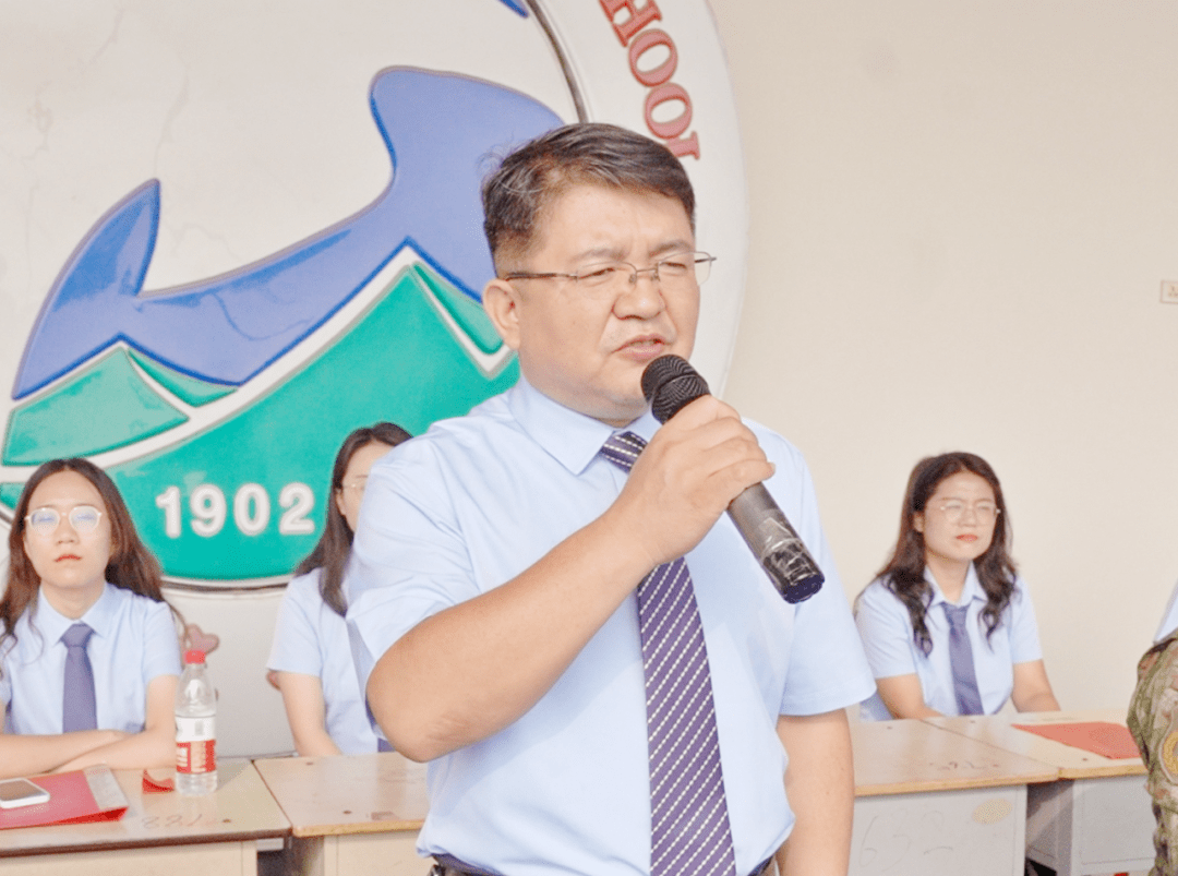 党委书记,校长陈汉明宣布军训会操开始党委书记,校长陈汉明宣布会操