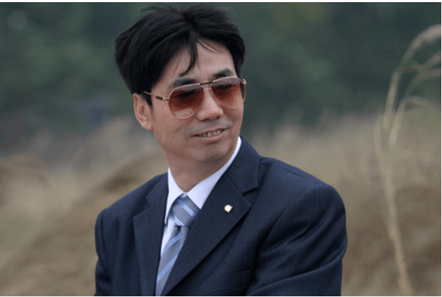 范明一身名牌实则为隐形富豪,并不落魄_网友_老邢_视频