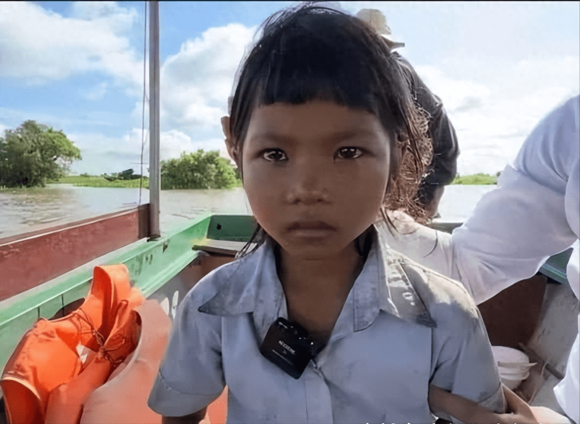 柬埔寨暹粒7岁女童冒险坐塑料废品过湖_网友_春光_年龄