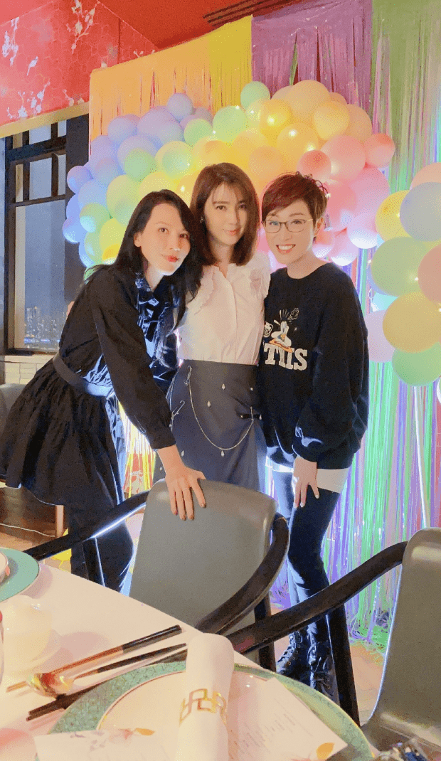 蔡少芬陈法蓉为50岁洪欣庆生,洪欣手捧寿桃蛋糕,换发型后超减龄_香港