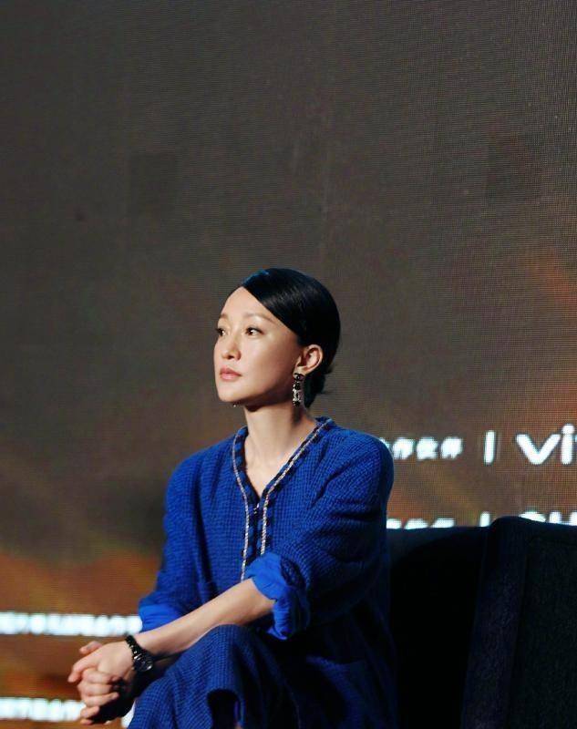 周迅早期造型被曝光,染橘黄发色鬼马精灵,比"女团"美多了_女性_气息