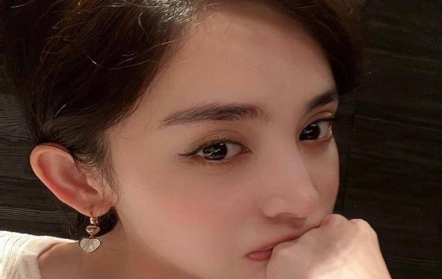 古力娜扎给妈妈过生日,干姐姐和助理一同到场,母女颜值神似姐妹_网友