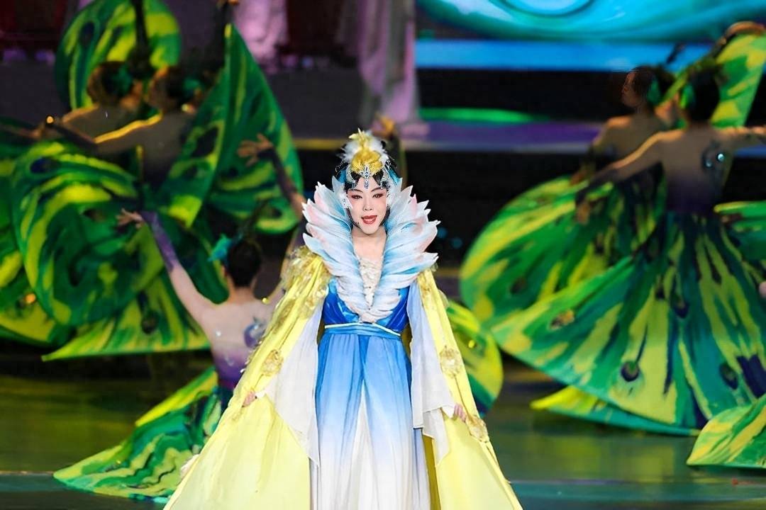 如今现状很多人发现,最近好像很少看到李玉刚出现在节目中.