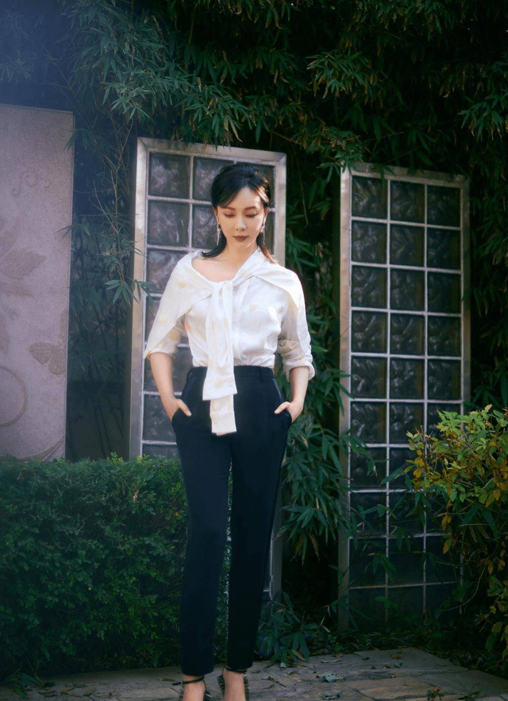 这是我见过最得体的中年女人:裙子不紧身,裙子不碎花,优雅又高级_陈数