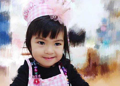 贾静雯小女儿波妞长开了,颜值美出新高度,长得比咘咘还可爱_脸蛋_姐姐