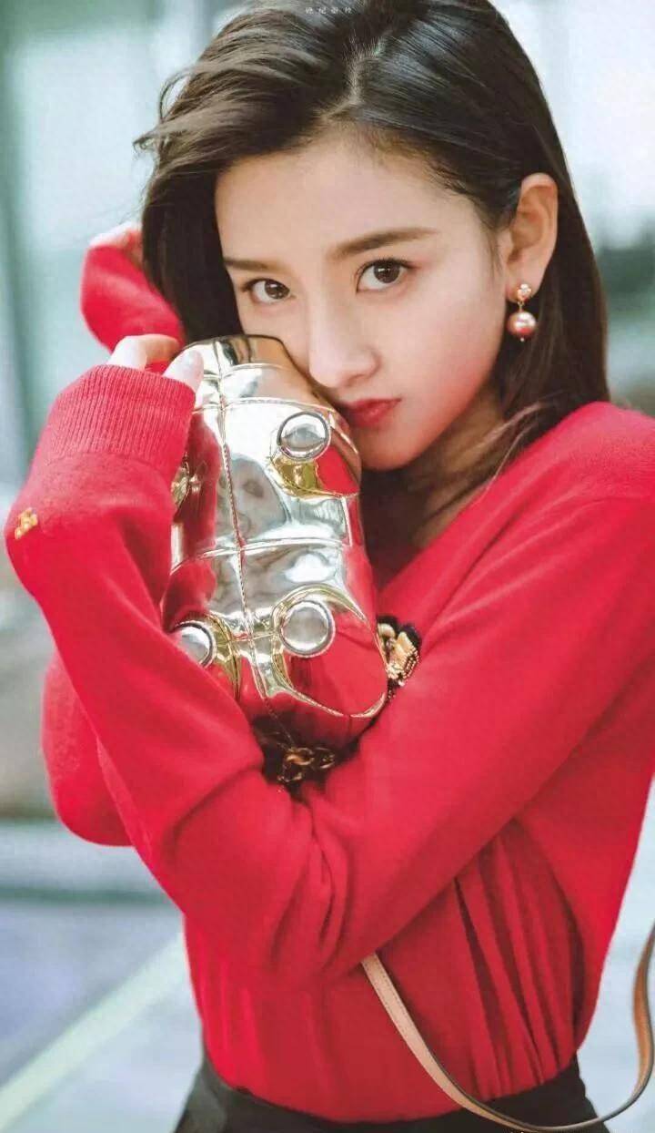 感觉有点面熟,经查询:她就是当今的热搜人物宋祖儿宋祖儿(原名孙凡清)