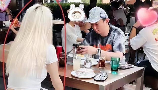 王思聪现身酒吧打麻将,一晚流水金额被透露,女友慎捷尴尬开直播_网友