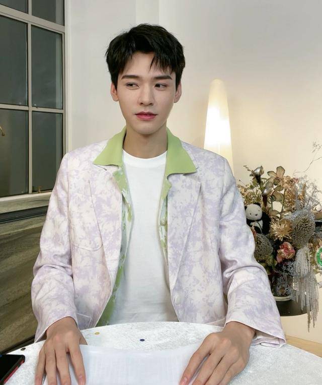 和以往的出镜想你并没有什么太大的变化,不愧是"快乐男声总冠军"