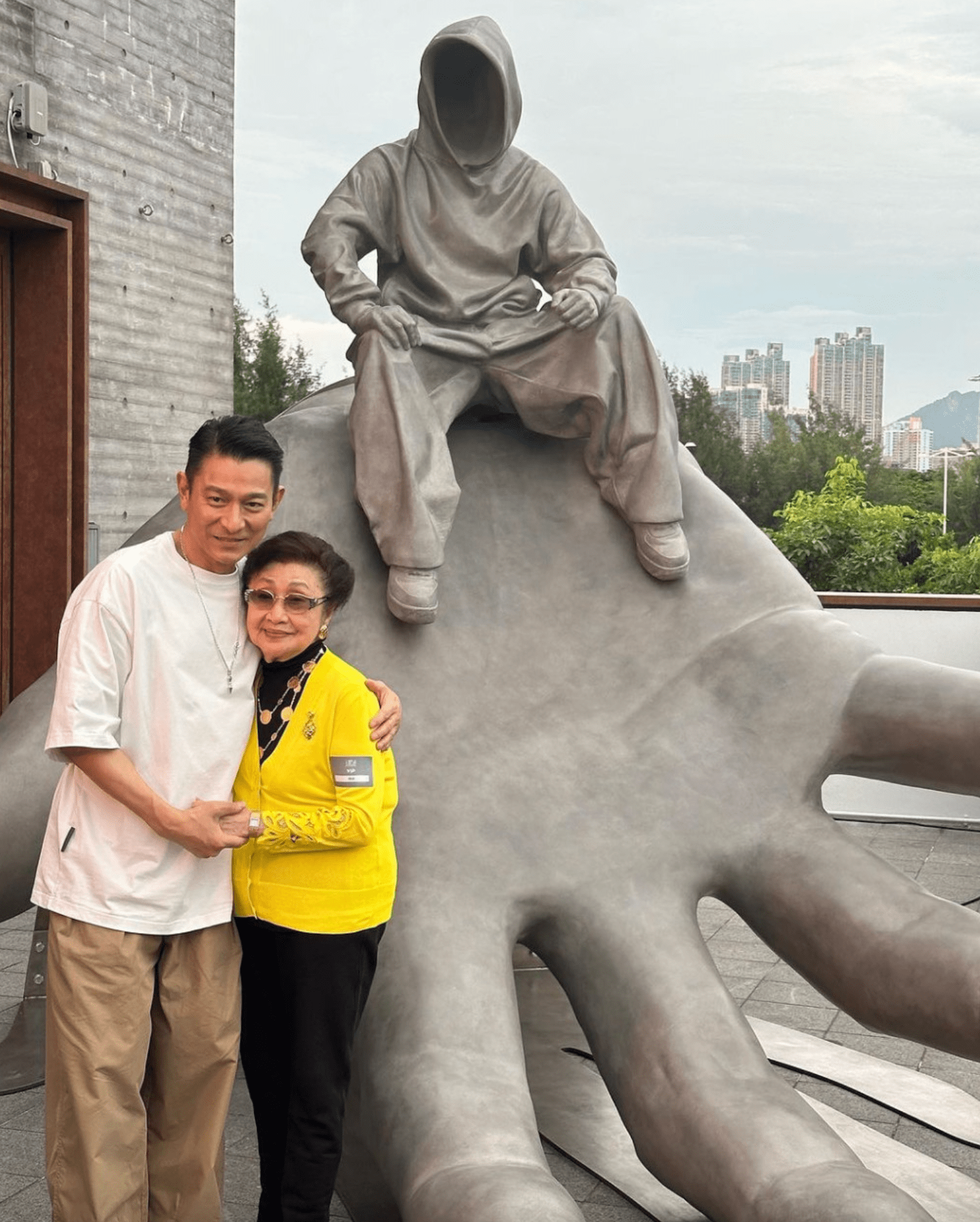 刘德华办展览群星捧场，91岁刘兆铭拄拐杖现身，两人时隔31年同框
