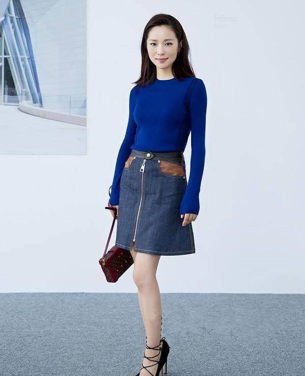 江一燕红裙出席活动,笑容虽美,造型却有一种前台接待的感觉!