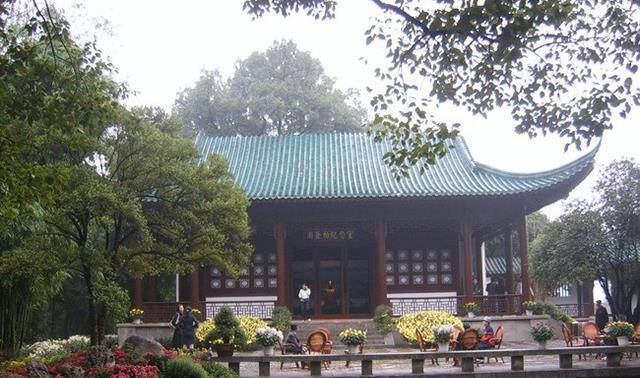 少年周苍白就读于武昌文华书院,从读书起,他就在亲眼见证着祖国的慢慢