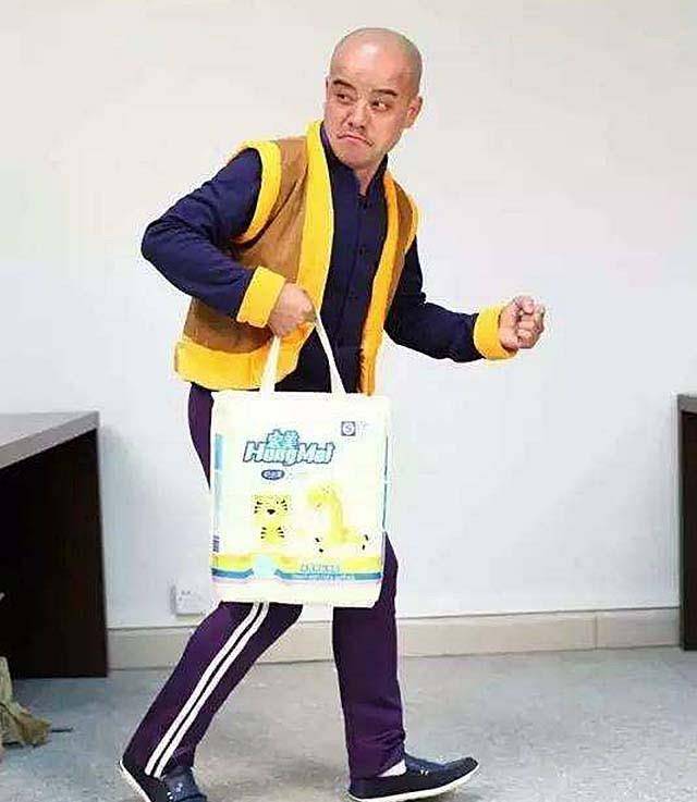 2014年,广西光头厨师神似光头强走红,2年后和女明星演对手戏_黄彬