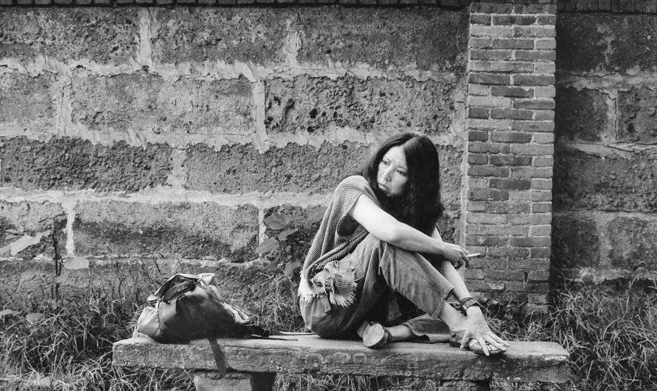 三毛粉丝为其拍摄一张照片,透露着她身心憔悴,自杀好像已成定局_荷西