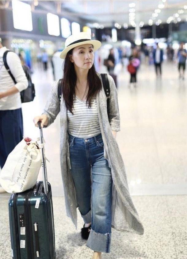 陶虹气质全开,身穿基础款条纹t恤搭配牛仔裤,意外穿出高级感_黑色_的