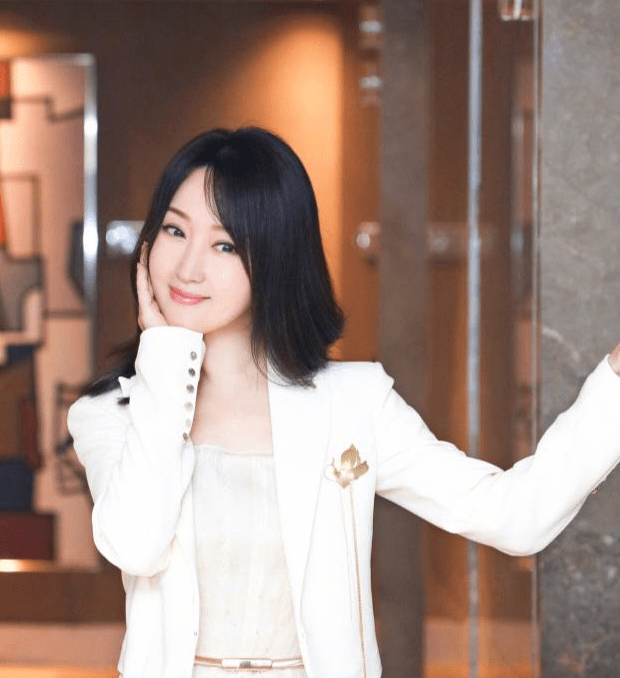 50岁杨钰莹晒近照,发量很是浓密,少女感十足_头发_小哥_歌曲