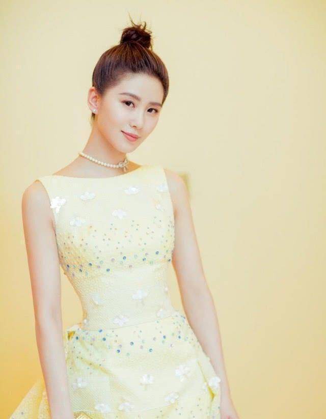 淡黄的长裙,蓬松的头发,女明星黄色长裙穿搭大比拼,你最pick谁_刘亦菲