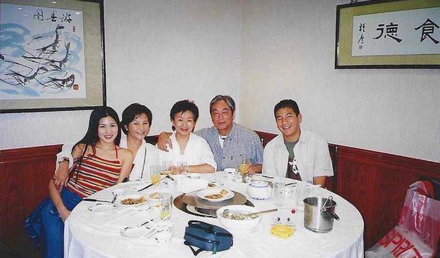 郑佩佩女儿晒旧照悼念曾江,感谢对方提携照顾,两家人相识很多年_焦姣