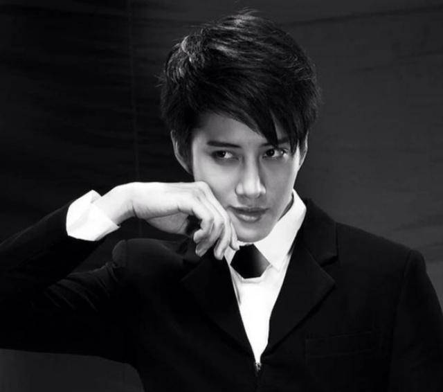 泰国mike巨星化身奶爸,与两位男人可爱同框儿子比老爸还帅气?