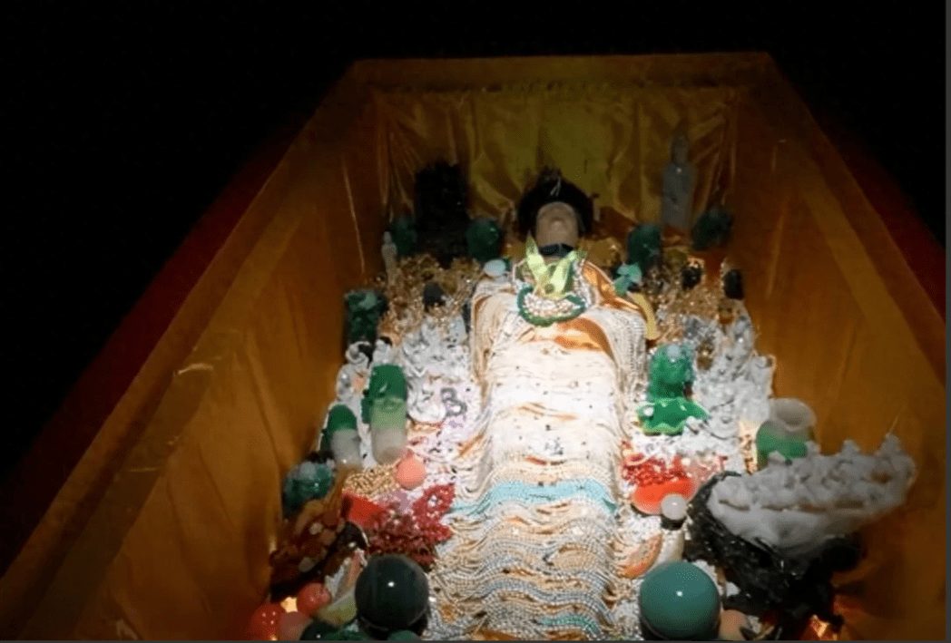 72年内蒙古挖出康熙女儿,身着龙袍棺内有神秘液体,肉身百年未腐_公主