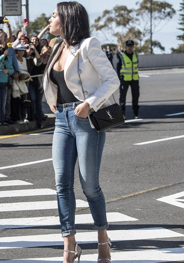 乔治娜美丽形象穿紧身牛仔裤的罗德里格斯(乔治娜·罗德里格斯)