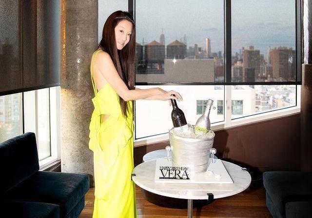 王薇薇可真是会保养身材,25岁的身材70岁的脸,不看脸还是可以_时候