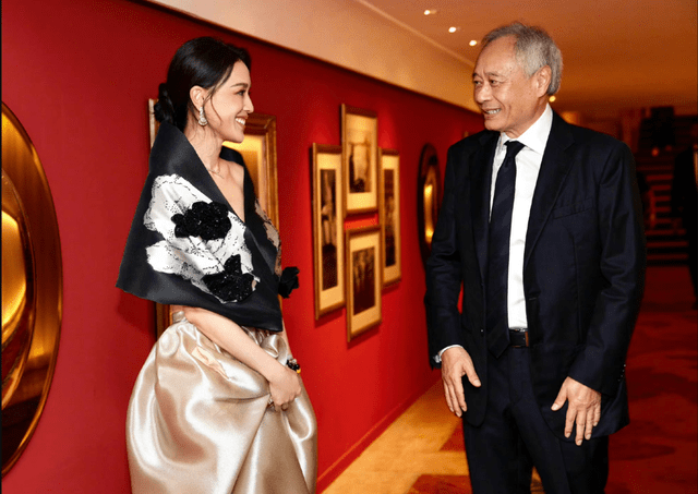 梁朝伟领金狮奖:刘嘉玲红皮衣「像30岁」!