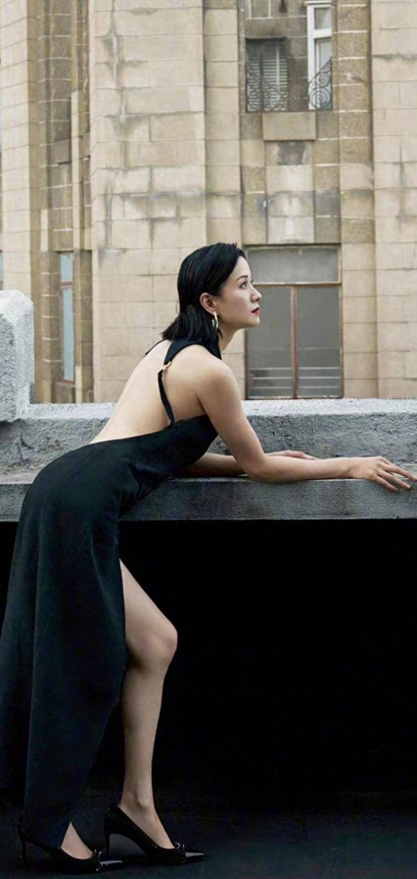 42岁倪虹洁身材一如既往,黑衣黑裤腰细腿长,166身高比例太优越_广告