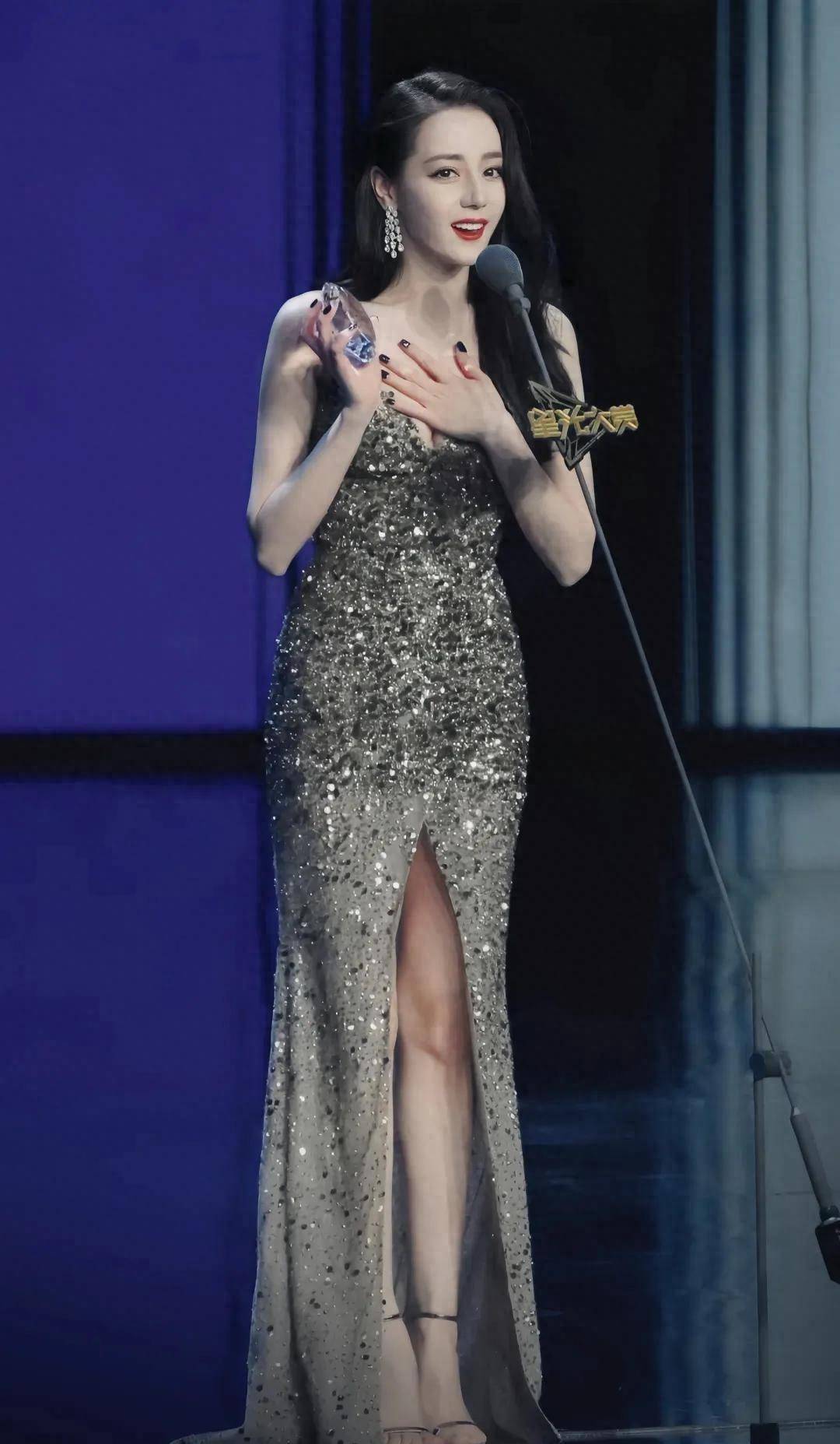 迪丽热巴美照展示深v镀金长裙,雍容大方,秀出好身材_气质_魅力_金色