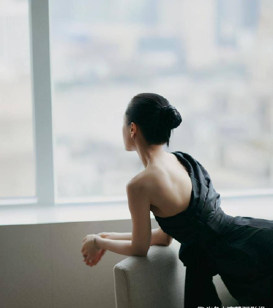 王子文黑色短裙写真,姿势曼妙,令人忍不住生出怜爱之心_沙发_电视剧