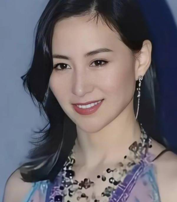 曝何超琼荒郊野外放飞自我,穿吊带露事业线,皮肤松弛露真实年龄_身材