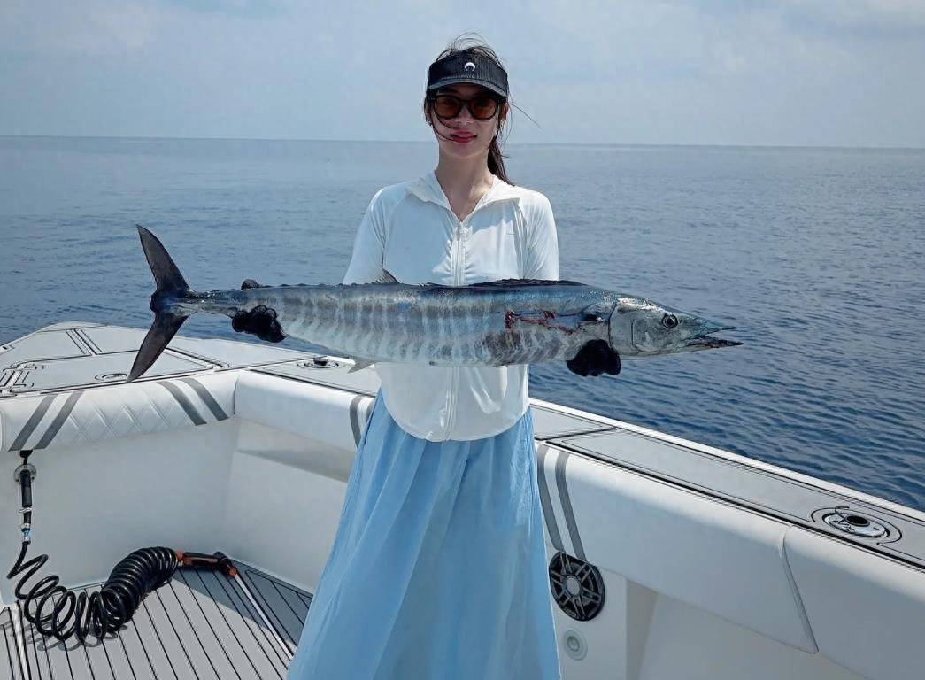 36岁袁姗姗晒马尔代夫旅行照,穿时尚身材绝美,a4腰马甲线抢镜_比基尼