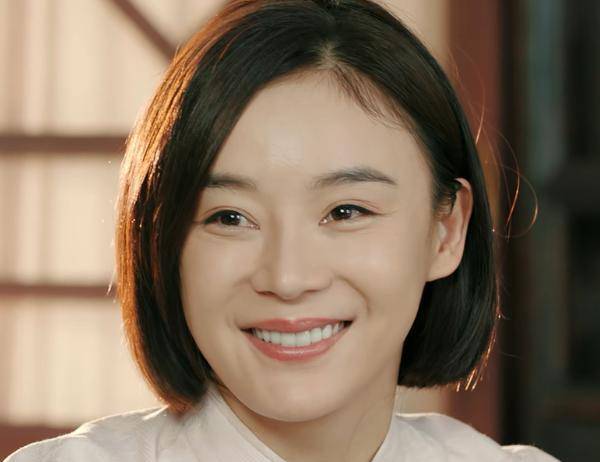 深刻的印象,那就是顾一盼,跟袁姗姗饰演的女主王冉秋是好姐妹好战友