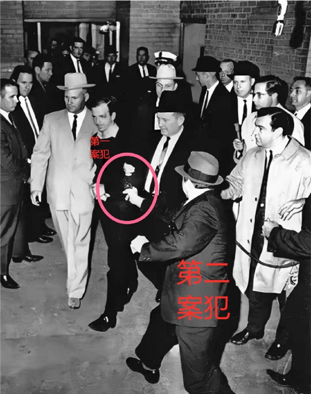 肯尼迪遇刺:1963年他在街道被一枪爆头,妻子爬起去捡丈夫头盖骨_美国