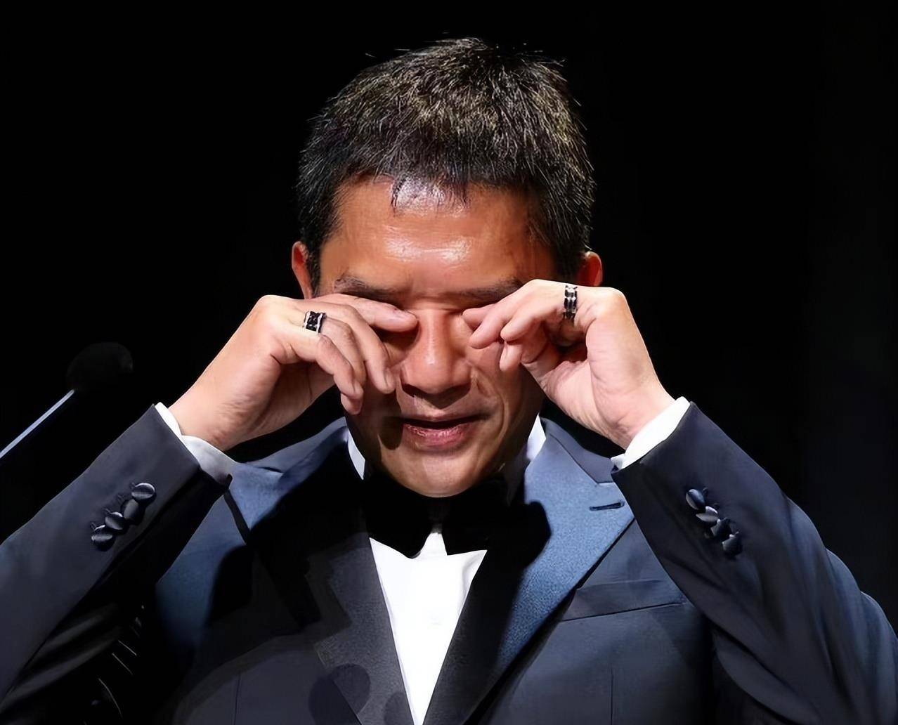 梁朝伟荣获威尼斯电影节终身成就奖,衣服显得修身,刘嘉玲的红装显得