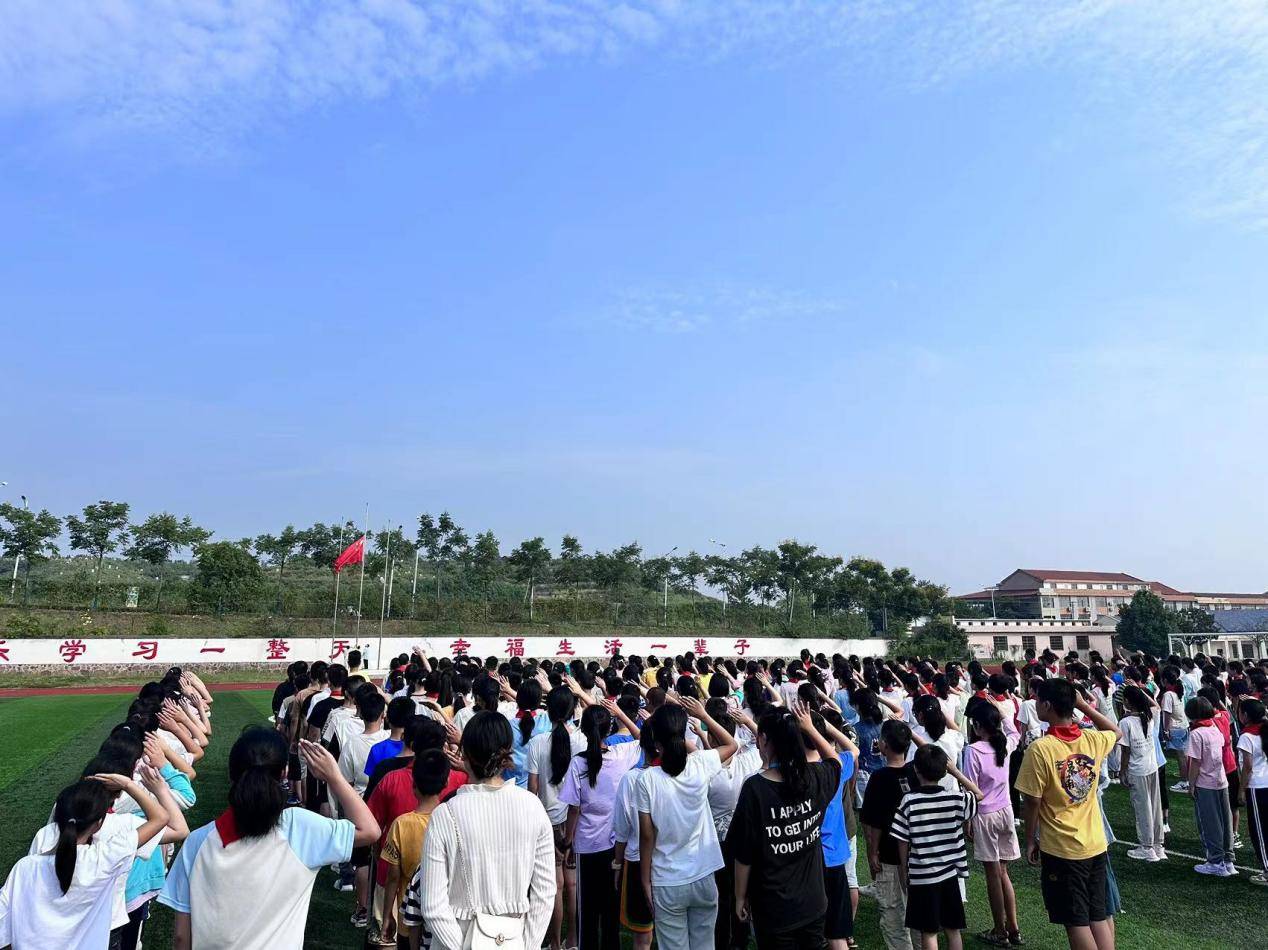 澧县澧南镇中学举行2023年下学期第一次升旗仪式暨开学典礼_全体师生