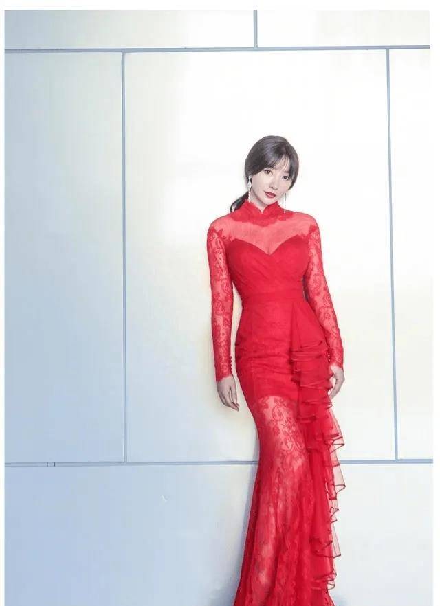 柳岩不愧有一张"尤物脸",她身穿红色吊带裙拍美照,侧脸无敌!