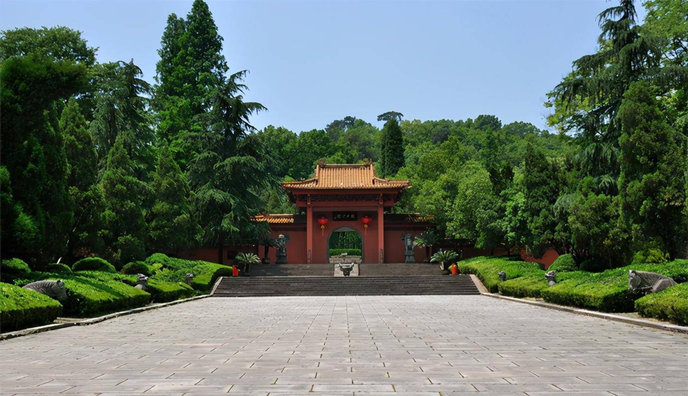 封土上打洞直达墓室,传盗出文物打包价要6亿_钱元瓘_盗墓者_杭州